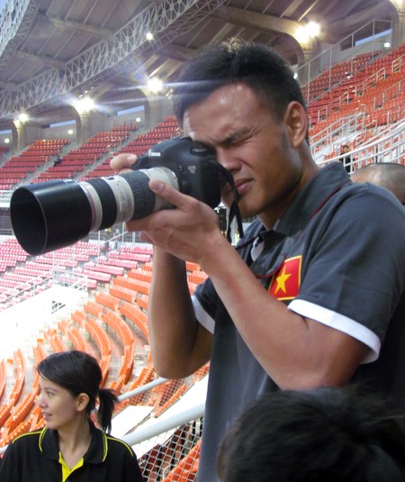 Bị loại khỏi danh sách đăng ký thi đấu ở giải lần này, thủ thành Thanh Bình lên khán đài làm...phóng viên ảnh.